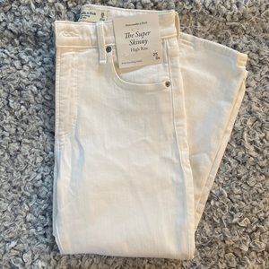 Brand new with tags! Abercrombie & Fitch White Jeans. Size 25/0 regular.
